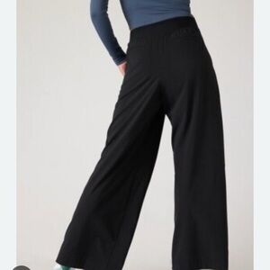 Athleta Brooklyn Heights Pleated Black Wide-Leg Pants Women’s Size 8P